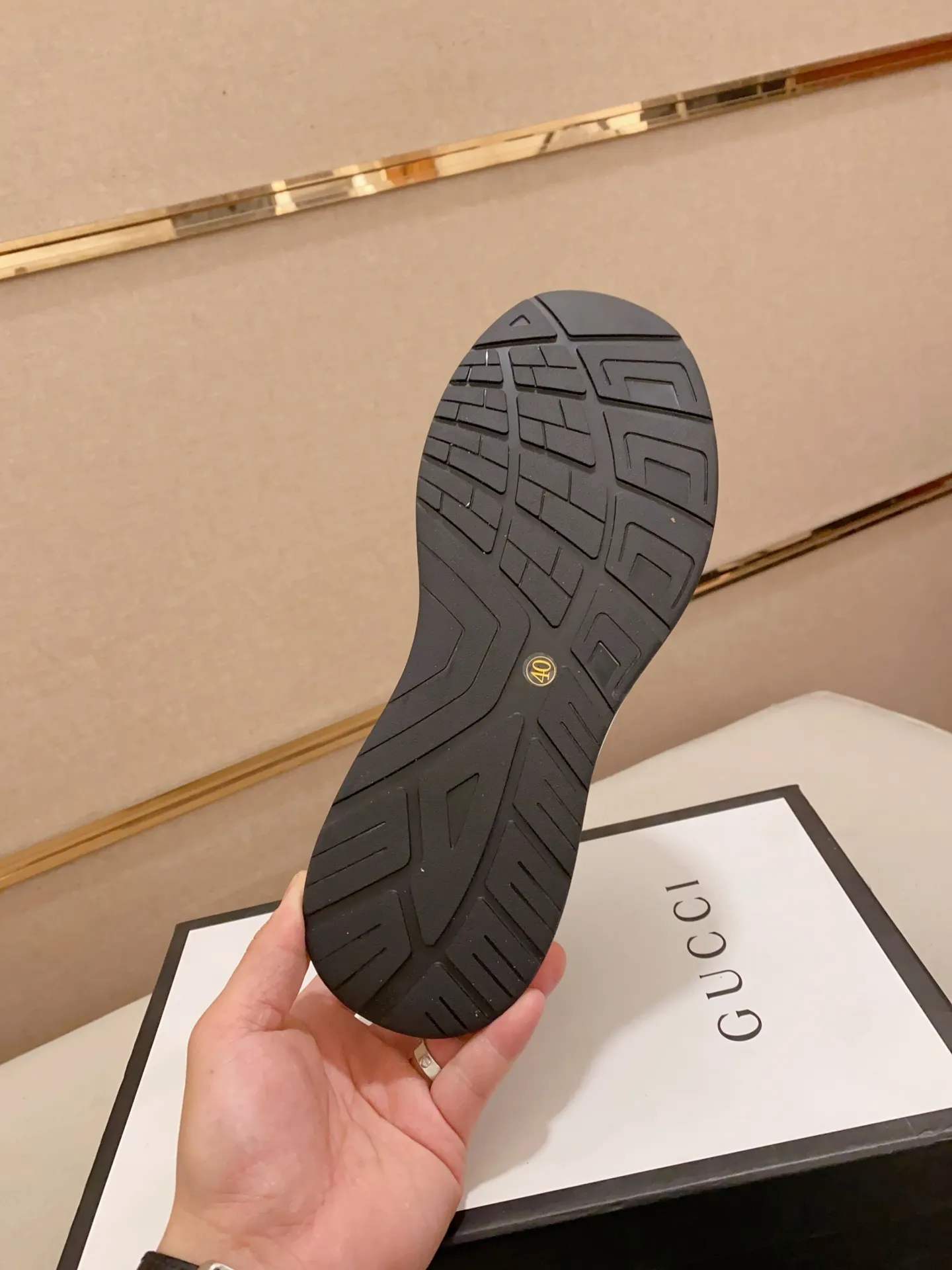 Men's shoes💰 420💰The new GUCCI (Gucci) counters are launched simultaneously. The new men's shoes, 😘fabrics are selected from imported cowhide, and the lining is sheepskin lining. 👍🏿 High-end ☄️ air-cushion molded anti-slip rubber outsole, exquisite lines, simple and elegant, comfortable and high-end for leisure travel. Code number: 38 to 44 (45 can be customized and cannot be returned or exchanged)